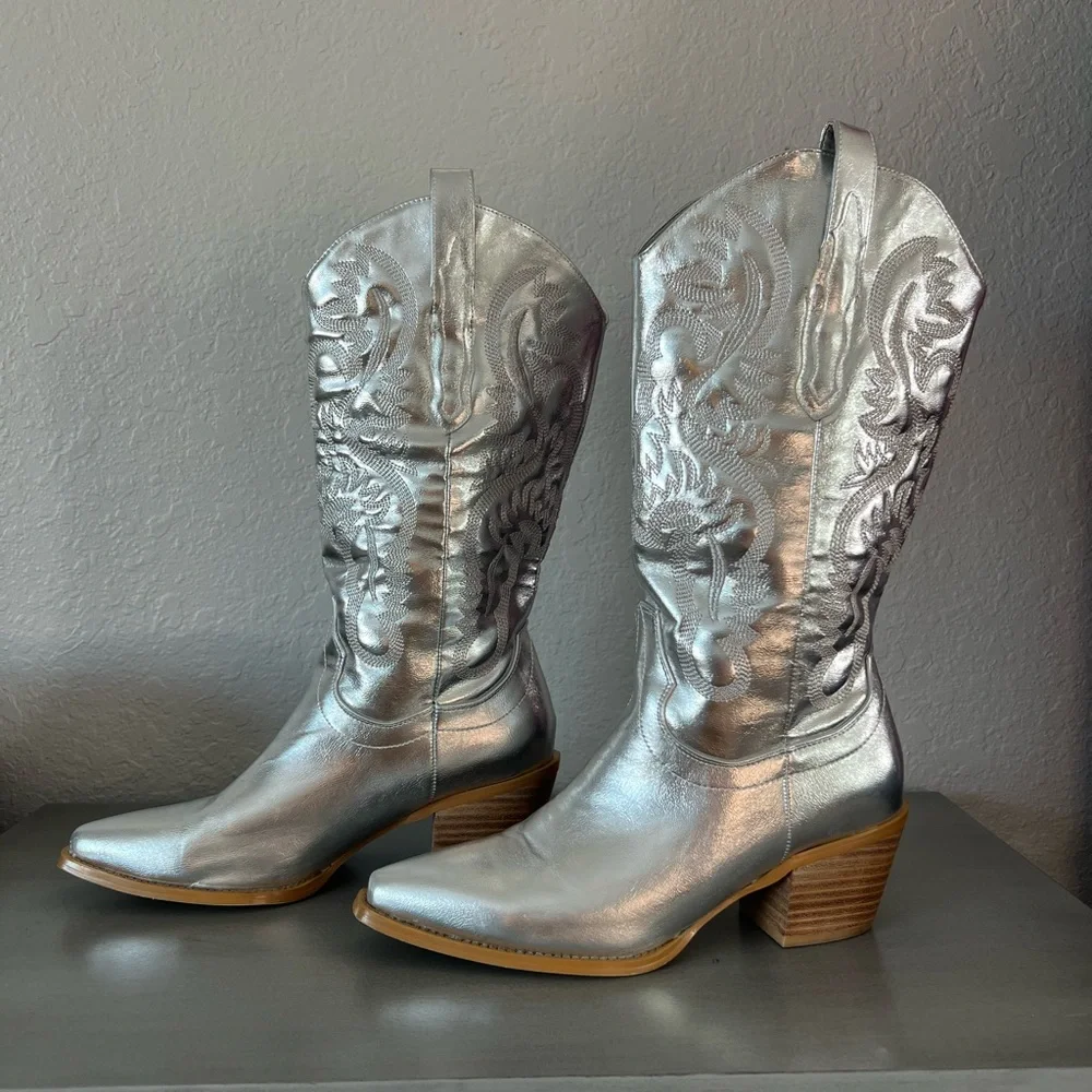 Women’s Metallic Silver Cowgirl Boots - Picture 4 of 11